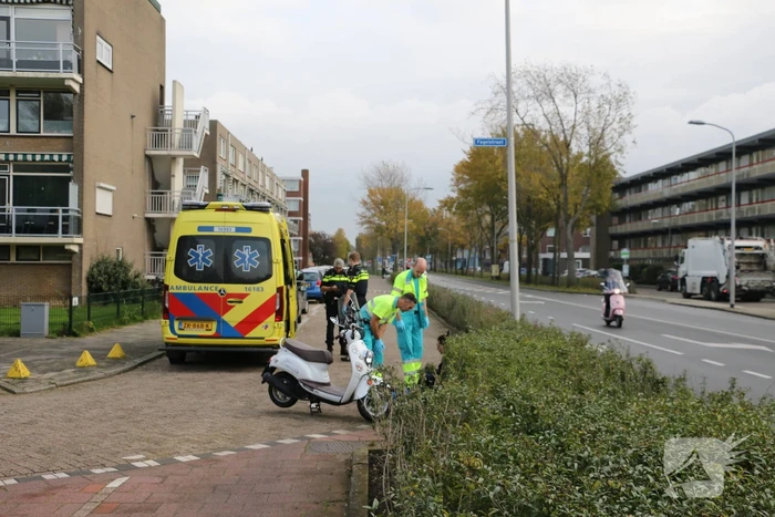 Scooterrijdster hard onderuit op wegdek
