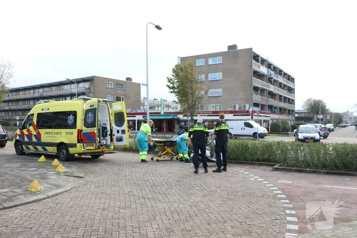 Scooterrijdster hard onderuit op wegdek