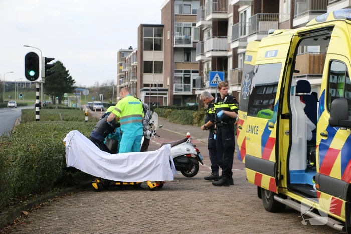 Scooterrijdster hard onderuit op wegdek