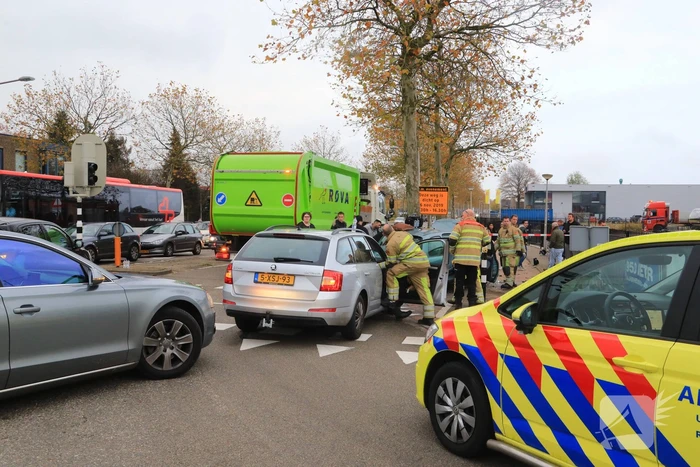 Automobilist gewond na crash tegen stoplicht