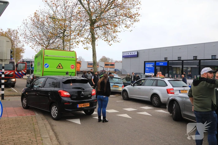 Automobilist gewond na crash tegen stoplicht