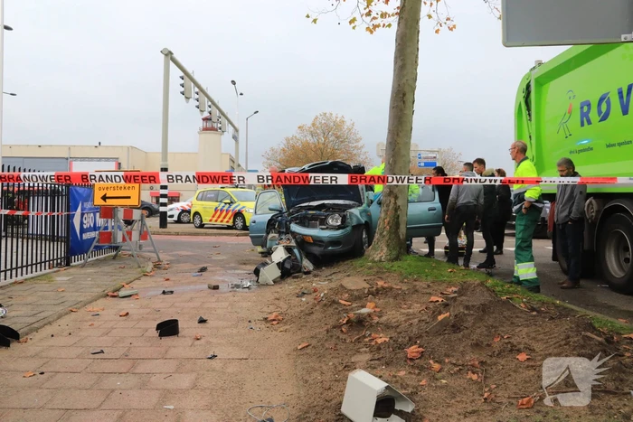 Automobilist gewond na crash tegen stoplicht