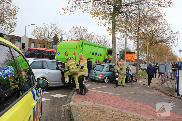 Automobilist gewond na crash tegen stoplicht