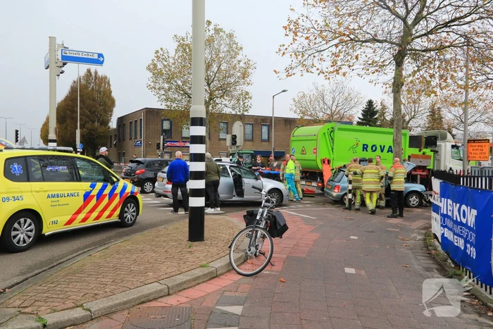 Automobilist gewond na crash tegen stoplicht