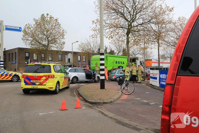 Automobilist gewond na crash tegen stoplicht