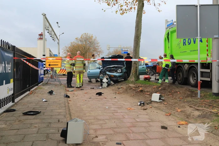 Automobilist gewond na crash tegen stoplicht
