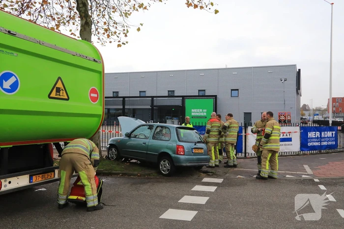 Automobilist gewond na crash tegen stoplicht