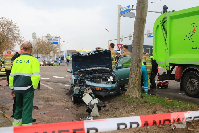 Automobilist gewond na crash tegen stoplicht