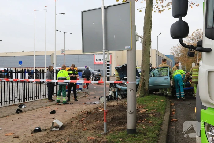 Automobilist gewond na crash tegen stoplicht