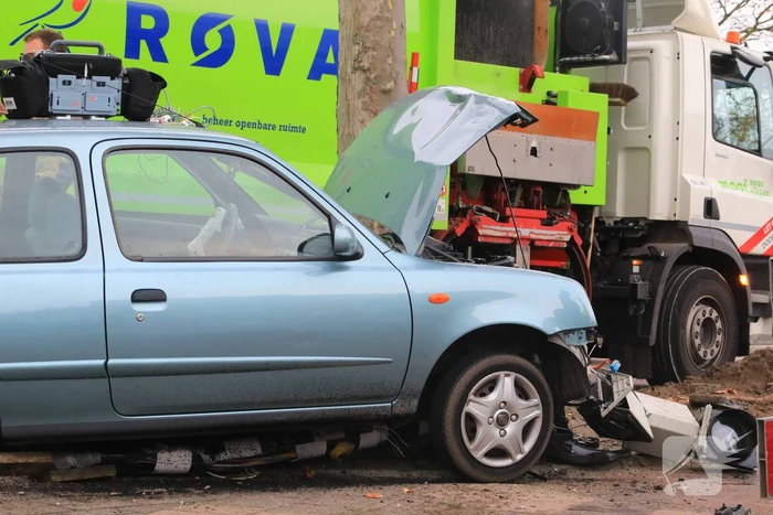 Automobilist gewond na crash tegen stoplicht