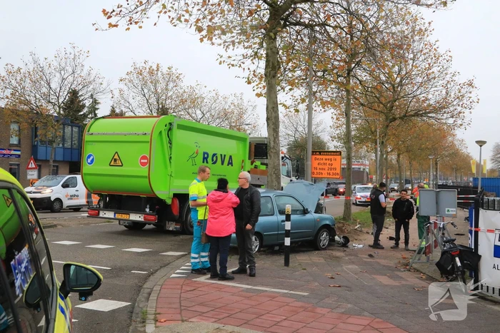 Automobilist gewond na crash tegen stoplicht