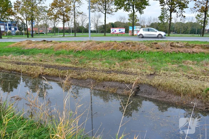Graafmachine belandt in sloot tijdens snoeiwerkzaamheden