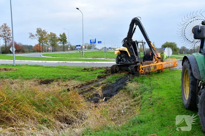 Graafmachine belandt in sloot tijdens snoeiwerkzaamheden