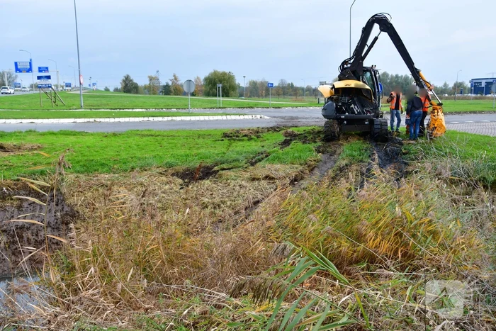Graafmachine belandt in sloot tijdens snoeiwerkzaamheden