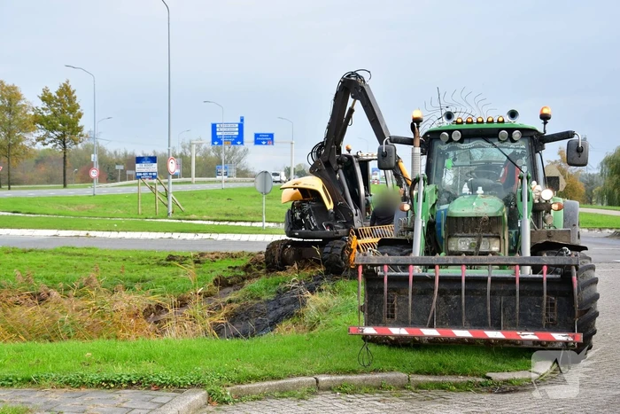 Graafmachine belandt in sloot tijdens snoeiwerkzaamheden