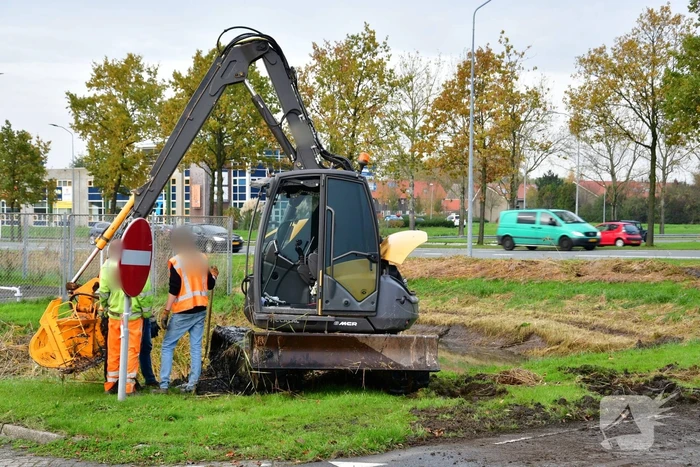 Graafmachine belandt in sloot tijdens snoeiwerkzaamheden