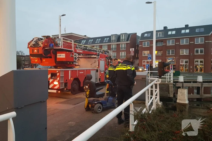 Zoektocht naar eigenaar verlaten scootmobiel op brug