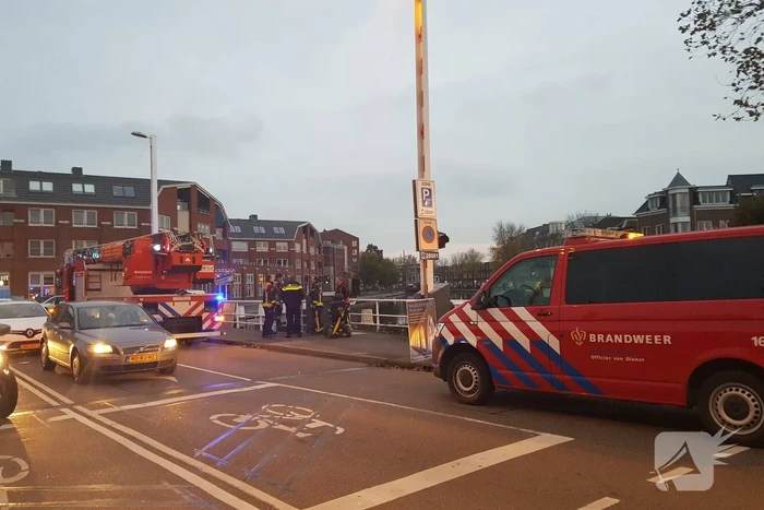Zoektocht naar eigenaar verlaten scootmobiel op brug