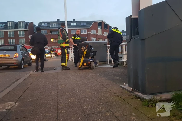 Zoektocht naar eigenaar verlaten scootmobiel op brug
