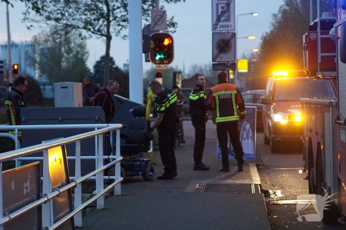Zoektocht naar eigenaar verlaten scootmobiel op brug