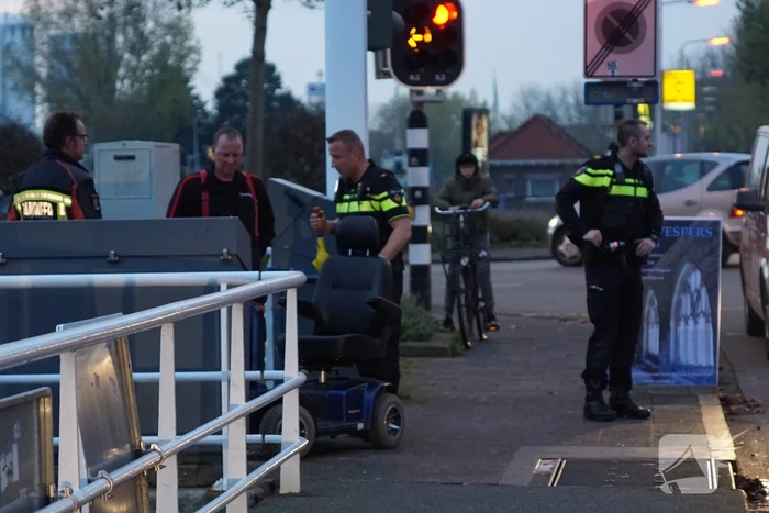 Zoektocht naar eigenaar verlaten scootmobiel op brug