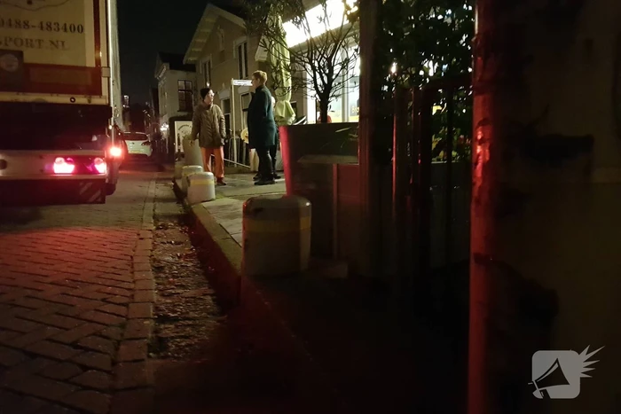 Vrachtwagen ramt betonnen palen