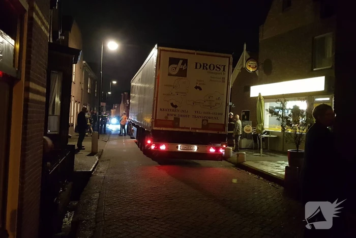 Vrachtwagen ramt betonnen palen