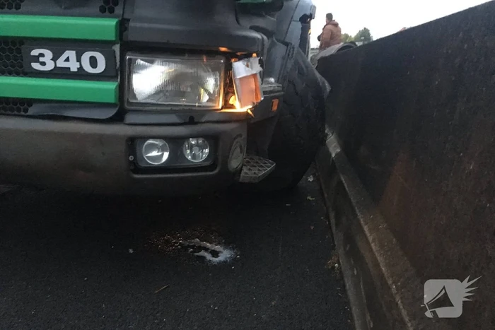 Vrachtwagen botst tegen betonnen geleiderail