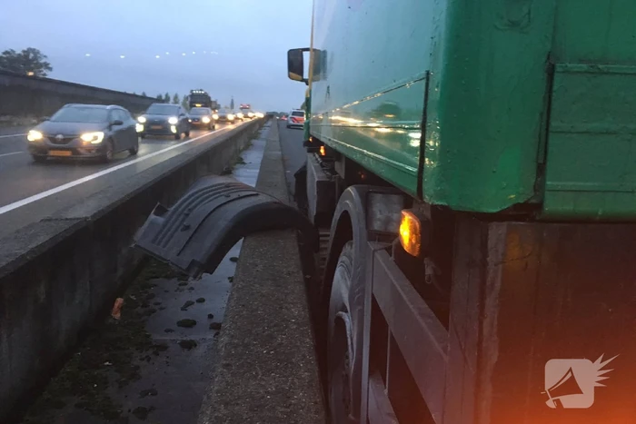 Vrachtwagen botst tegen betonnen geleiderail