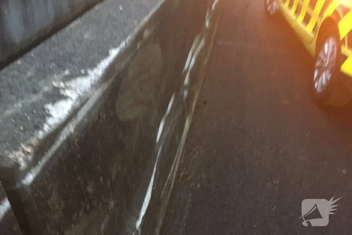 Vrachtwagen botst tegen betonnen geleiderail