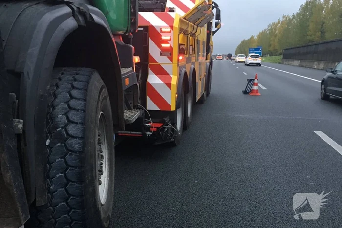 Vrachtwagen botst tegen betonnen geleiderail