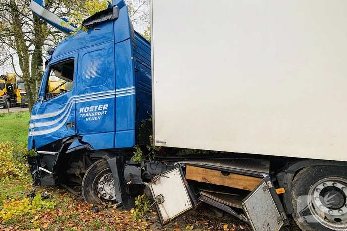 Vrachtwagen raakt van de weg