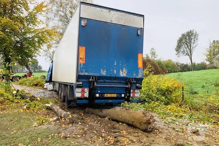 Vrachtwagen raakt van de weg