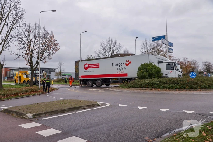 Auto en vrachtwagen botsen op rotonde
