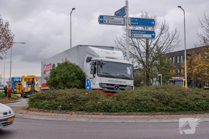 Auto en vrachtwagen botsen op rotonde