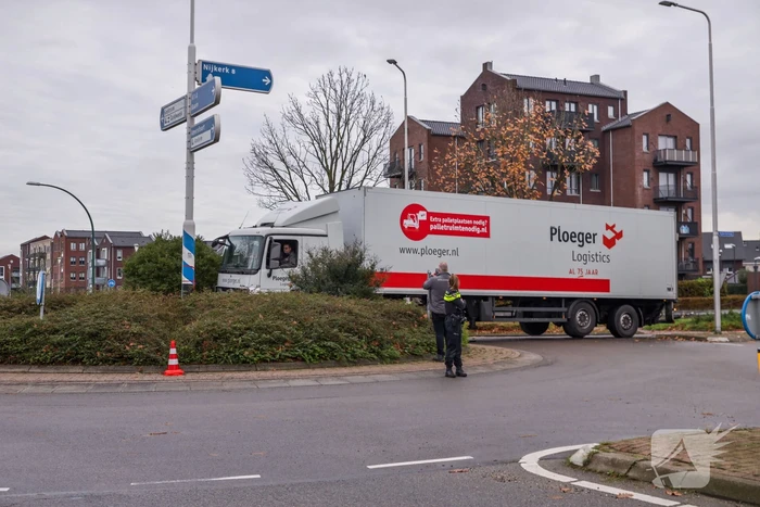 Auto en vrachtwagen botsen op rotonde