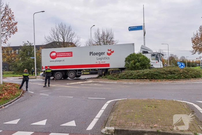 Auto en vrachtwagen botsen op rotonde