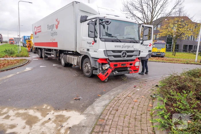 Auto en vrachtwagen botsen op rotonde