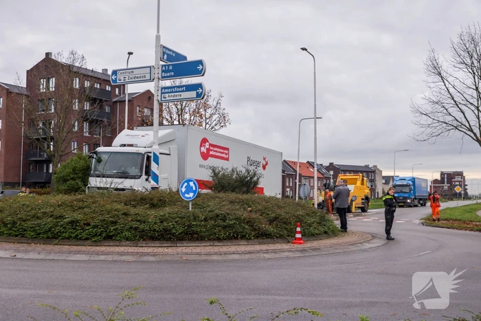 Auto en vrachtwagen botsen op rotonde
