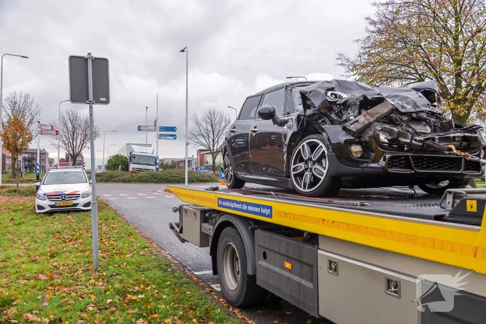 Auto en vrachtwagen botsen op rotonde