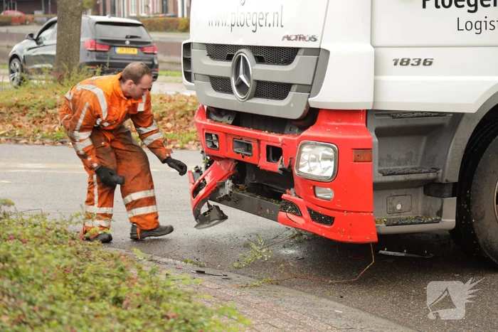 Auto en vrachtwagen botsen op rotonde