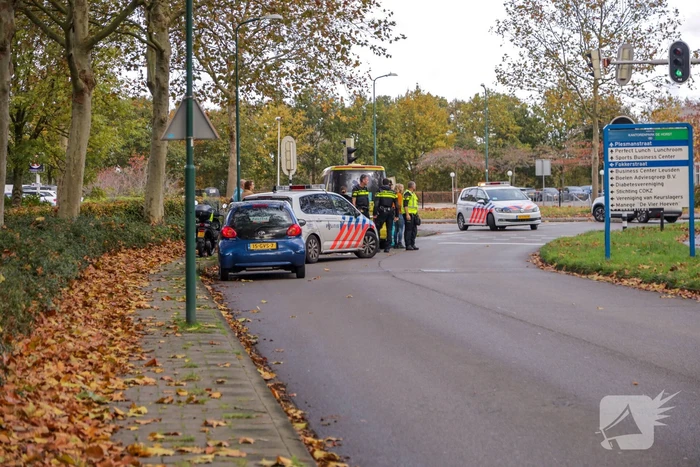 Bromfiets botst tijdens rijles op auto