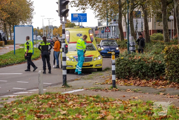 Bromfiets botst tijdens rijles op auto
