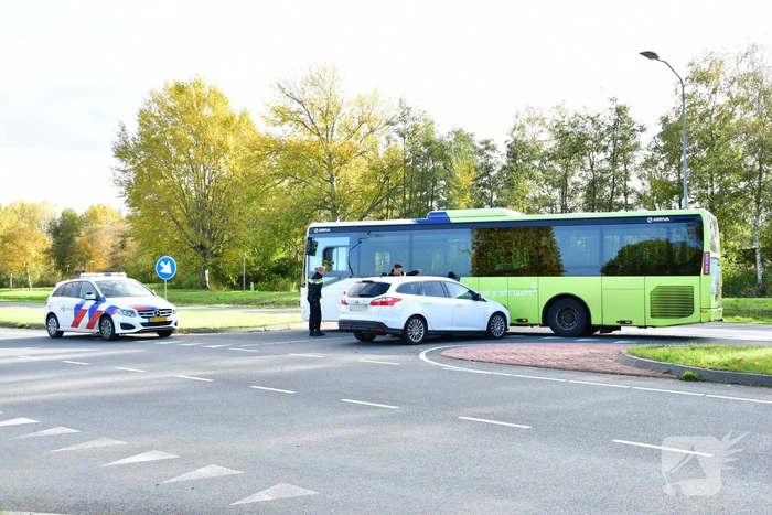 Eigenwijze automobilist blokkeert doorgang Arriva-bus