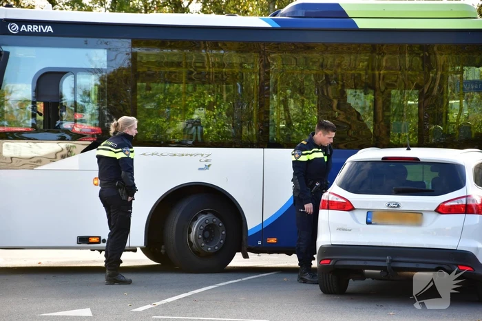 Eigenwijze automobilist blokkeert doorgang Arriva-bus