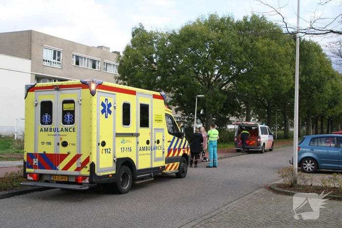 Brommerrijdster gewond na botsing met personenauto