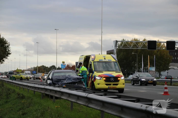 Auto botst op vrachtwagen