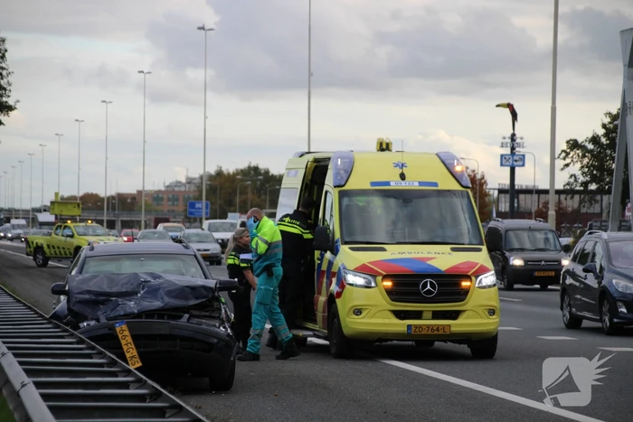 Auto botst op vrachtwagen
