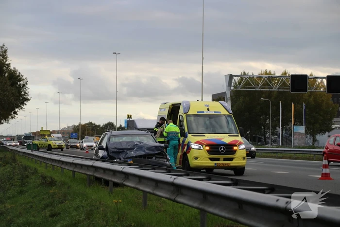 Auto botst op vrachtwagen
