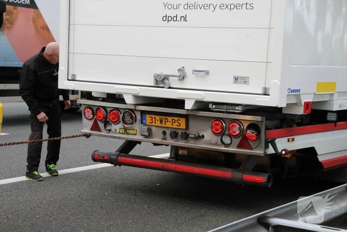 Auto botst op vrachtwagen